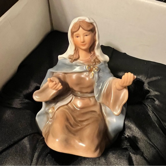 Royal Doulton Nativity Set - Picture 3 of 6